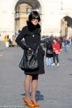 Simple, elegant. Notice her fur collar. Photo: https://stephsscribe.files.wordpress.com/2013/11/4-street-fashion-rome-style-by-daniela.jpg